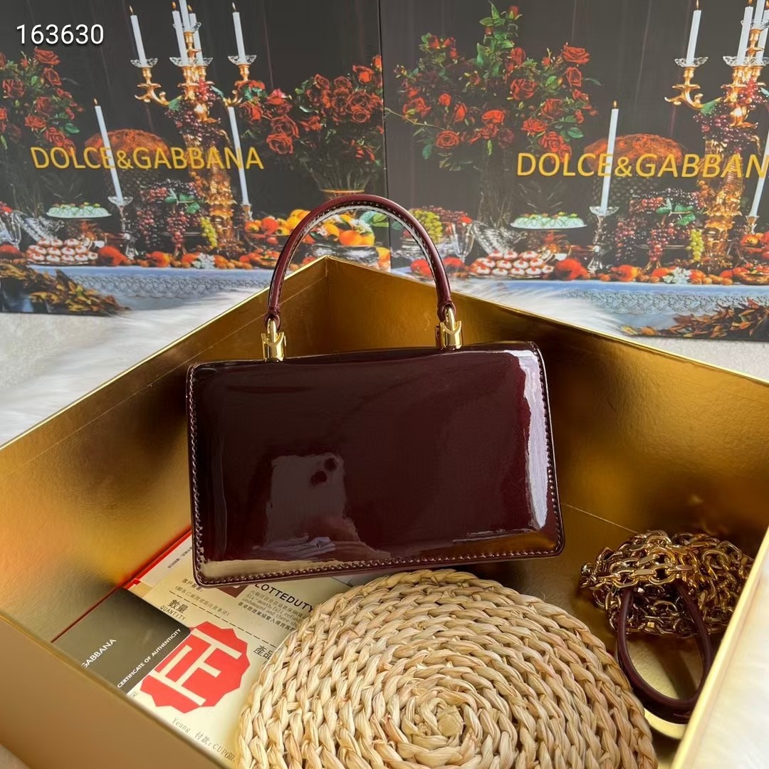 Dolce & Gabban杜嘉班纳💫漆皮，品牌典范之作🌟现以全新精巧版本焕新呈现，可轻松收纳常用物件，