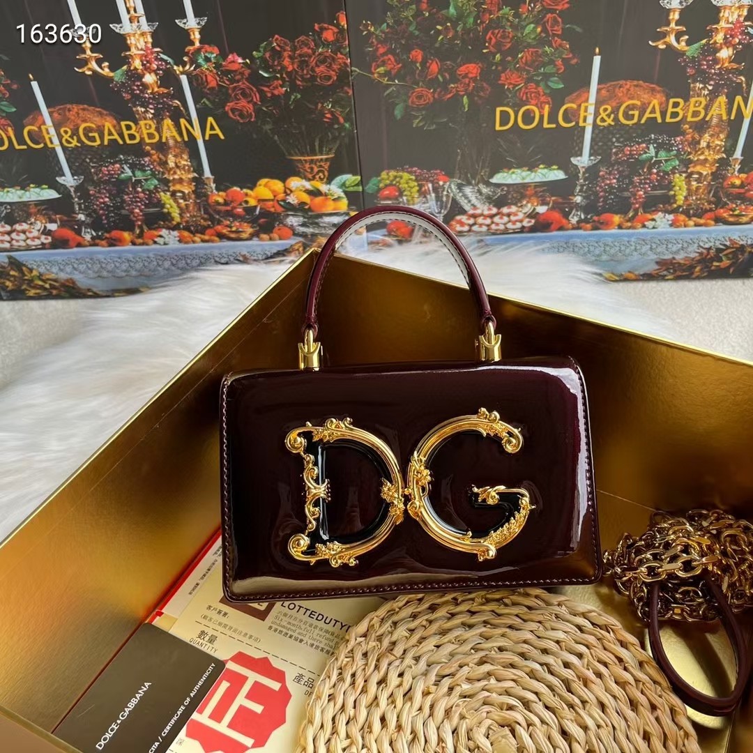 Dolce & Gabban杜嘉班纳💫漆皮，品牌典范之作🌟现以全新精巧版本焕新呈现，可轻松收纳常用物件，