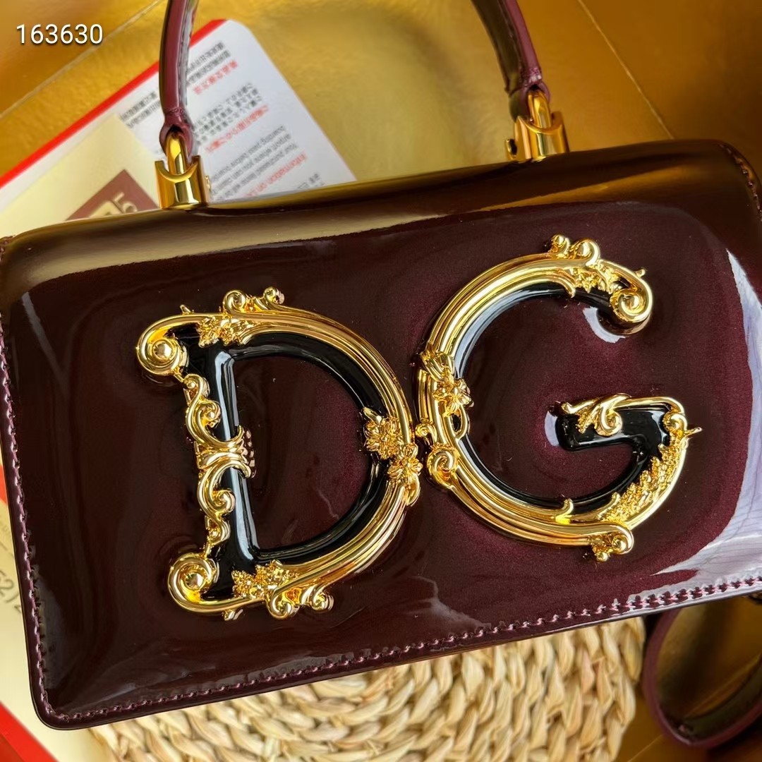 Dolce & Gabban杜嘉班纳💫漆皮，品牌典范之作🌟现以全新精巧版本焕新呈现，可轻松收纳常用物件，