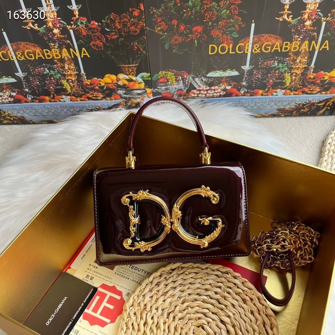 Dolce & Gabban杜嘉班纳💫漆皮，品牌典范之作🌟现以全新精巧版本焕新呈现，可轻松收纳常用物件，