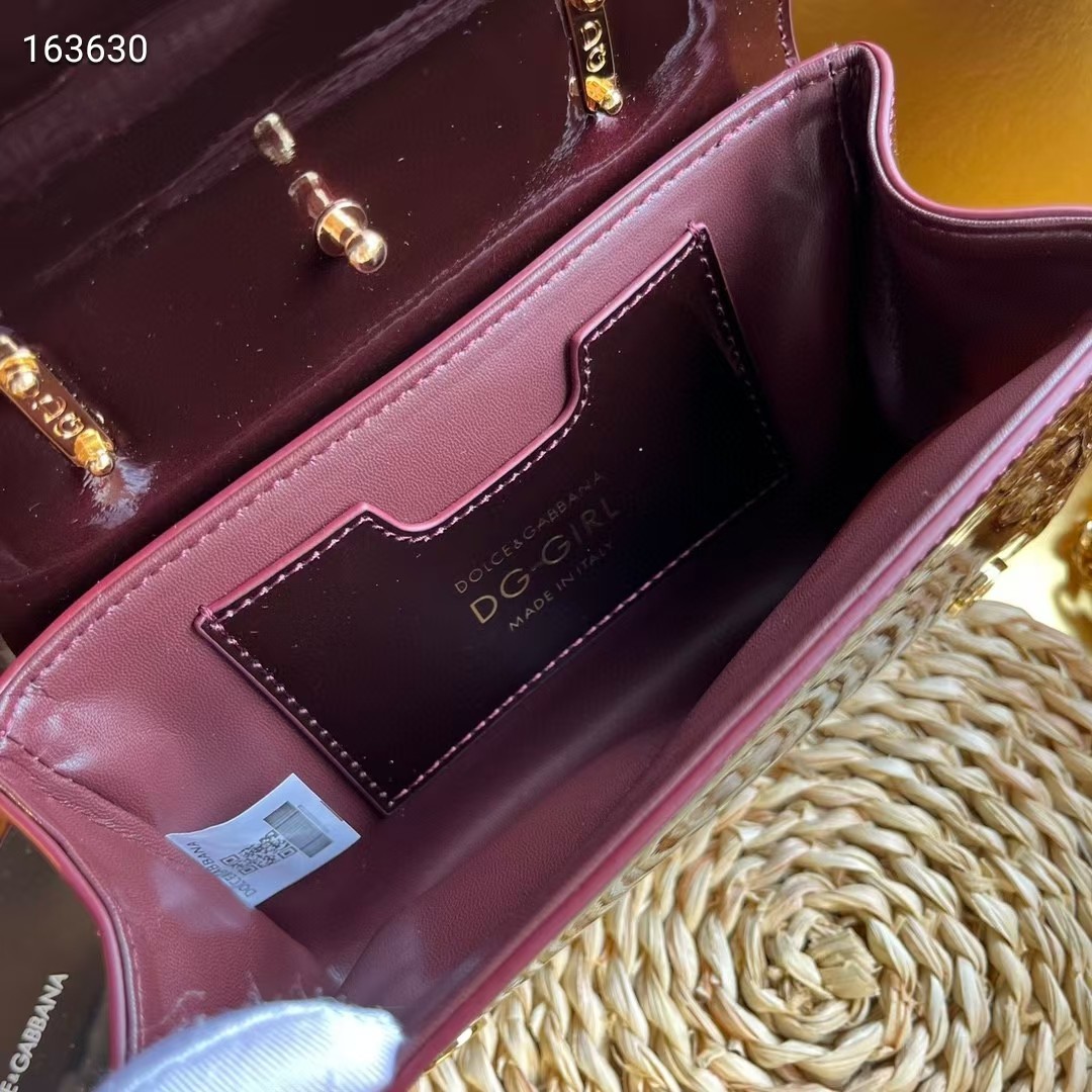 Dolce & Gabban杜嘉班纳💫漆皮，品牌典范之作🌟现以全新精巧版本焕新呈现，可轻松收纳常用物件，