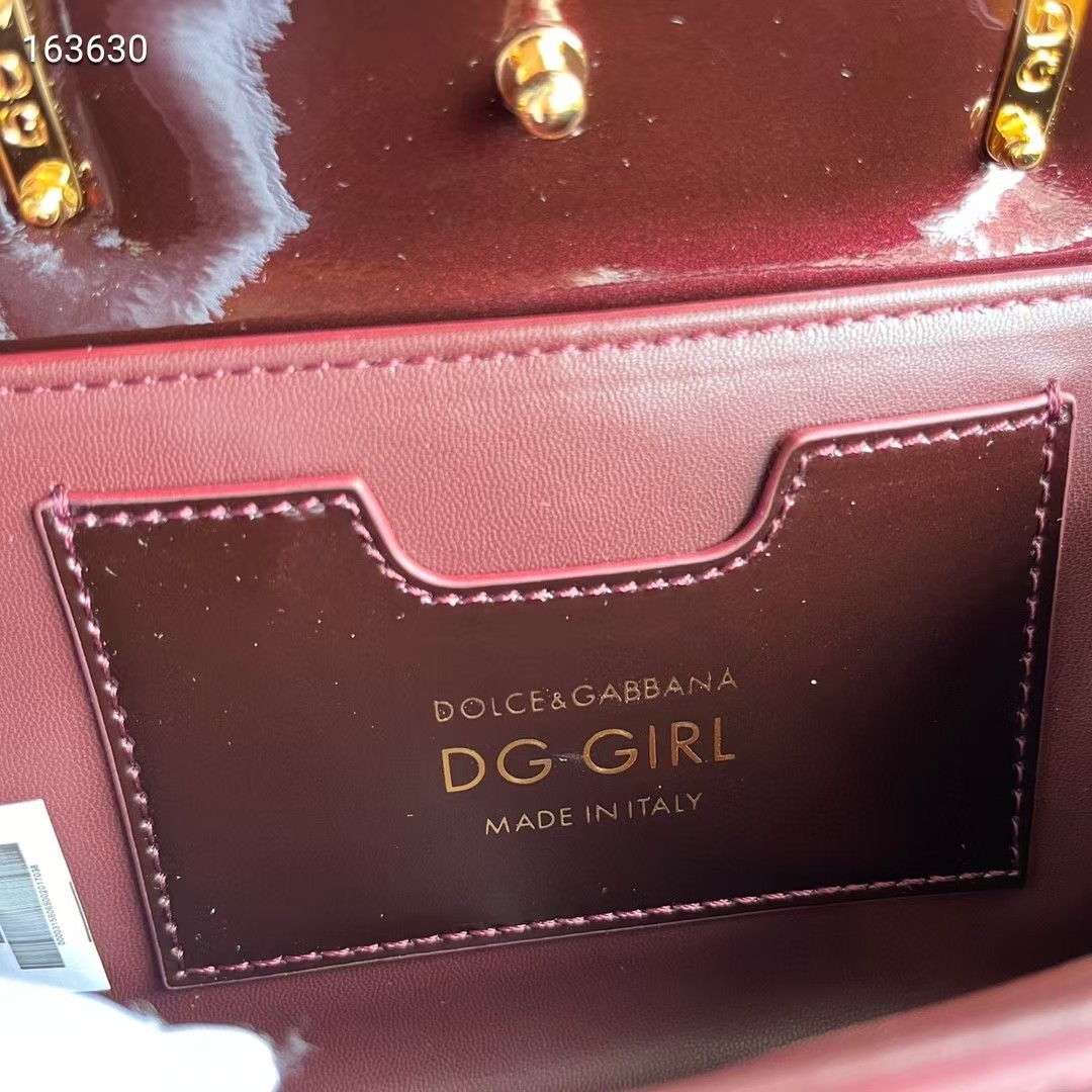 Dolce & Gabban杜嘉班纳💫漆皮，品牌典范之作🌟现以全新精巧版本焕新呈现，可轻松收纳常用物件，