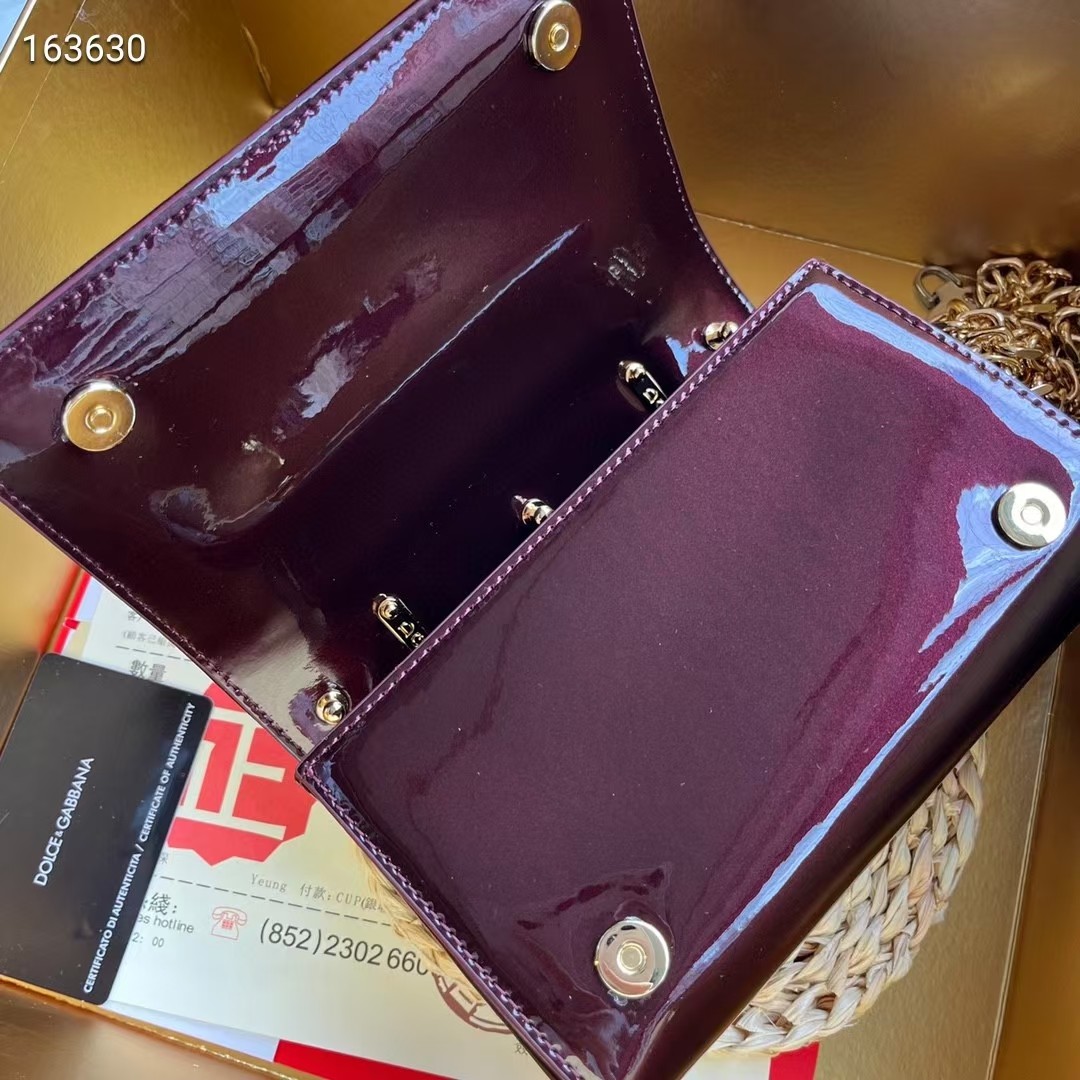 Dolce & Gabban杜嘉班纳💫漆皮，品牌典范之作🌟现以全新精巧版本焕新呈现，可轻松收纳常用物件，