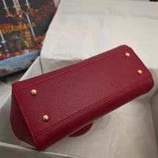 Dolce & Gabbana杜嘉班纳 👑时尚界一款铂金包👜每一次展现总有发热。 发光✨的亮点🎨 总让人 Dolce & Gabbana杜嘉班纳 👑时尚界一款铂金包👜每一次展现总有发热。 发光✨的亮点🎨 总让人