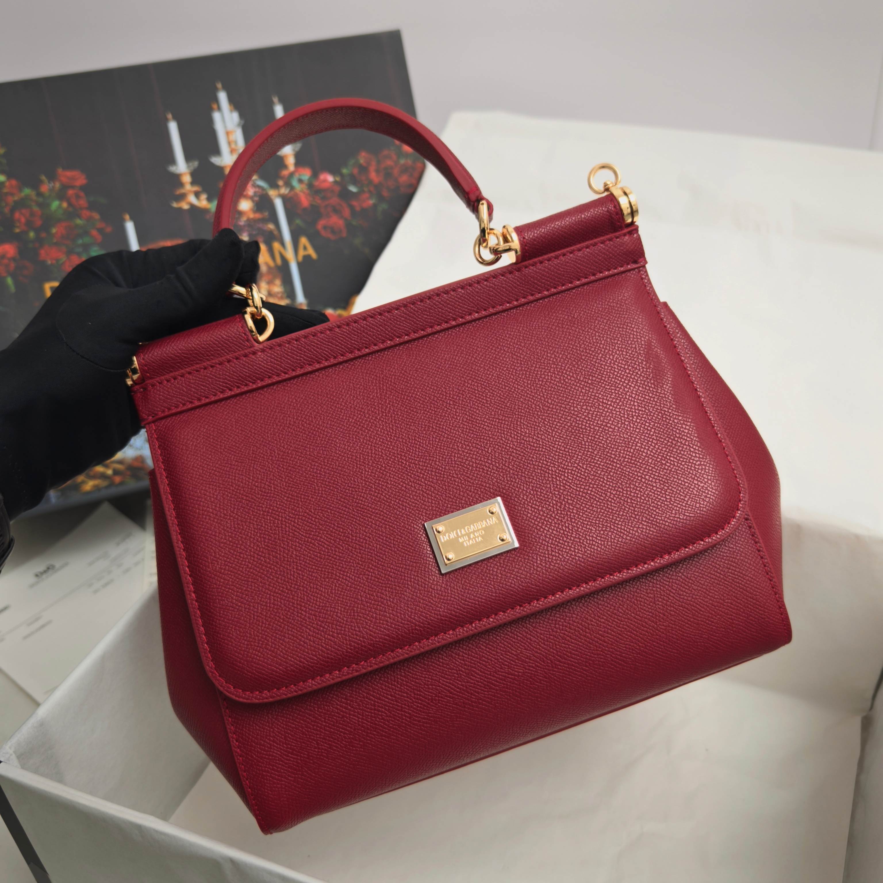 Dolce & Gabbana杜嘉班纳 👑时尚界一款铂金包👜每一次展现总有发热。 发光✨的亮点🎨 总让人