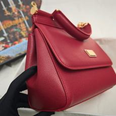 Dolce & Gabbana杜嘉班纳 👑时尚界一款铂金包👜每一次展现总有发热。 发光✨的亮点🎨 总让人 Dolce & Gabbana杜嘉班纳 👑时尚界一款铂金包👜每一次展现总有发热。 发光✨的亮点🎨 总让人