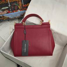 Dolce & Gabbana杜嘉班纳 👑时尚界一款铂金包👜每一次展现总有发热。 发光✨的亮点🎨 总让人 Dolce & Gabbana杜嘉班纳 👑时尚界一款铂金包👜每一次展现总有发热。 发光✨的亮点🎨 总让人