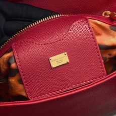Dolce & Gabbana杜嘉班纳 👑时尚界一款铂金包👜每一次展现总有发热。 发光✨的亮点🎨 总让人 Dolce & Gabbana杜嘉班纳 👑时尚界一款铂金包👜每一次展现总有发热。 发光✨的亮点🎨 总让人