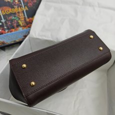 Dolce & Gabbana杜嘉班纳 👑时尚界一款铂金包👜每一次展现总有发热。 发光✨的亮点🎨 总让人 Dolce & Gabbana杜嘉班纳 👑时尚界一款铂金包👜每一次展现总有发热。 发光✨的亮点🎨 总让人