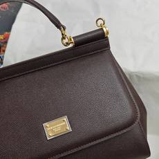 Dolce & Gabbana杜嘉班纳 👑时尚界一款铂金包👜每一次展现总有发热。 发光✨的亮点🎨 总让人 Dolce & Gabbana杜嘉班纳 👑时尚界一款铂金包👜每一次展现总有发热。 发光✨的亮点🎨 总让人