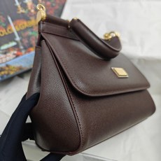 Dolce & Gabbana杜嘉班纳 👑时尚界一款铂金包👜每一次展现总有发热。 发光✨的亮点🎨 总让人 Dolce & Gabbana杜嘉班纳 👑时尚界一款铂金包👜每一次展现总有发热。 发光✨的亮点🎨 总让人