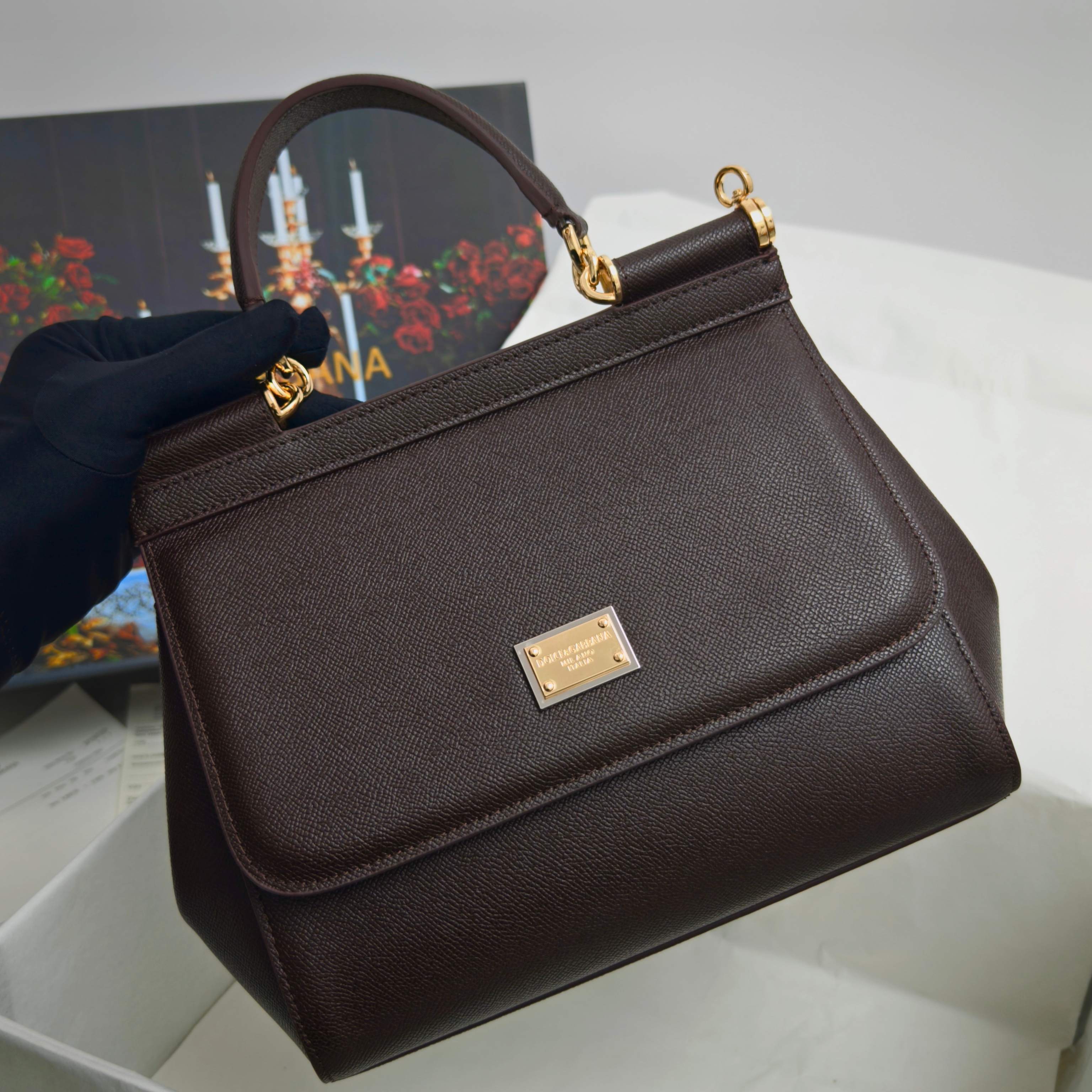 Dolce & Gabbana杜嘉班纳 👑时尚界一款铂金包👜每一次展现总有发热。 发光✨的亮点🎨 总让人