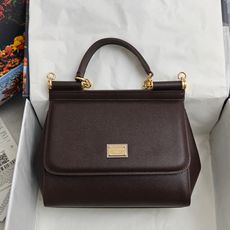 Dolce & Gabbana杜嘉班纳 👑时尚界一款铂金包👜每一次展现总有发热。 发光✨的亮点🎨 总让人 Dolce & Gabbana杜嘉班纳 👑时尚界一款铂金包👜每一次展现总有发热。 发光✨的亮点🎨 总让人