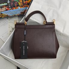 Dolce & Gabbana杜嘉班纳 👑时尚界一款铂金包👜每一次展现总有发热。 发光✨的亮点🎨 总让人 Dolce & Gabbana杜嘉班纳 👑时尚界一款铂金包👜每一次展现总有发热。 发光✨的亮点🎨 总让人