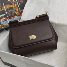 Dolce & Gabbana杜嘉班纳 👑时尚界一款铂金包👜每一次展现总有发热。 发光✨的亮点🎨 总让人 Dolce & Gabbana杜嘉班纳 👑时尚界一款铂金包👜每一次展现总有发热。 发光✨的亮点🎨 总让人