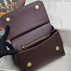 Dolce & Gabbana杜嘉班纳 👑时尚界一款铂金包👜每一次展现总有发热。 发光✨的亮点🎨 总让人 Dolce & Gabbana杜嘉班纳 👑时尚界一款铂金包👜每一次展现总有发热。 发光✨的亮点🎨 总让人