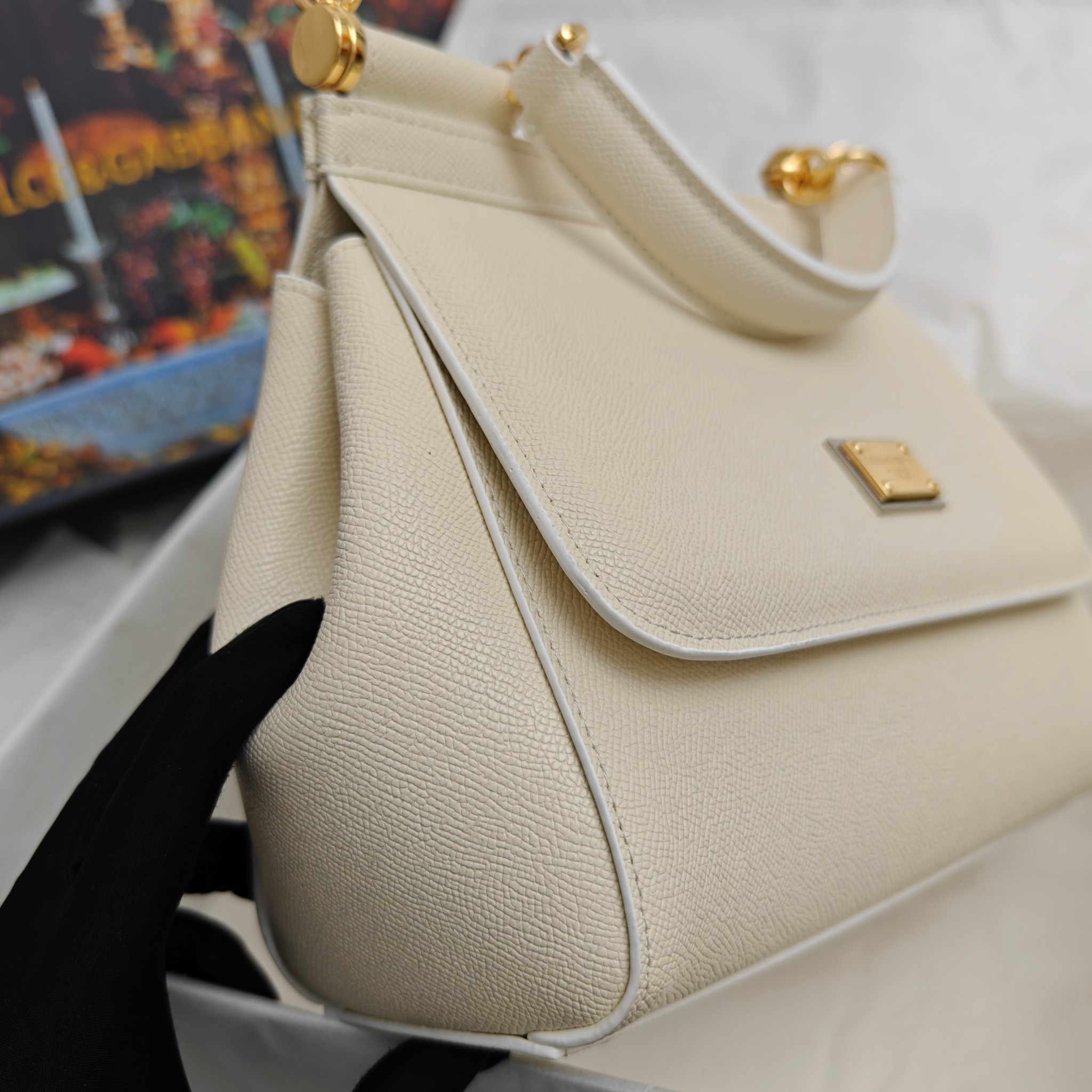 Dolce & Gabbana杜嘉班纳 👑时尚界一款铂金包👜每一次展现总有发热。 发光✨的亮点🎨 总让人