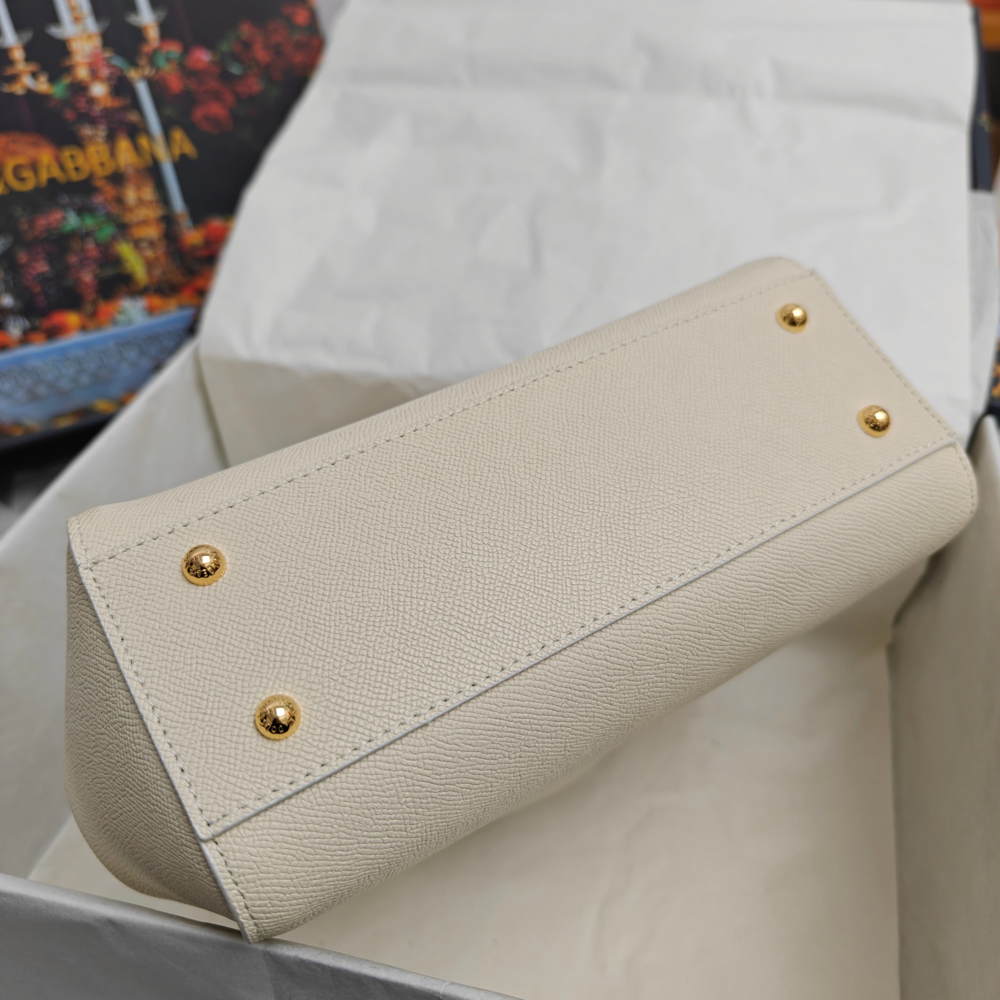 Dolce & Gabbana杜嘉班纳 👑时尚界一款铂金包👜每一次展现总有发热。 发光✨的亮点🎨 总让人