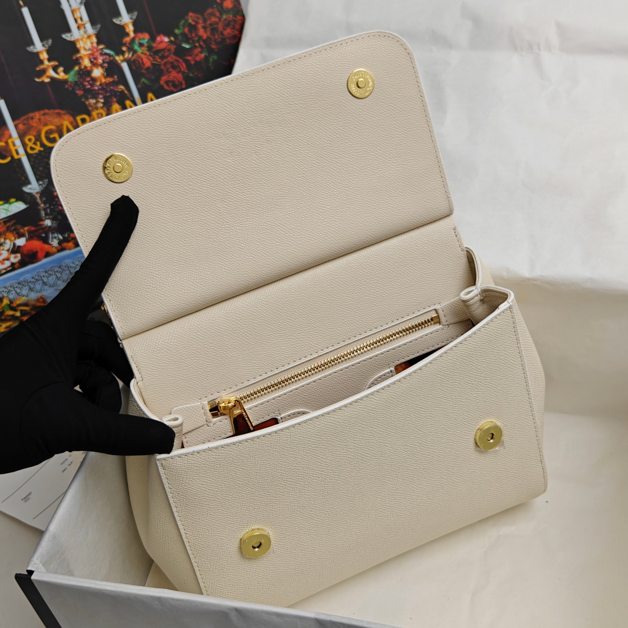 Dolce & Gabbana杜嘉班纳 👑时尚界一款铂金包👜每一次展现总有发热。 发光✨的亮点🎨 总让人