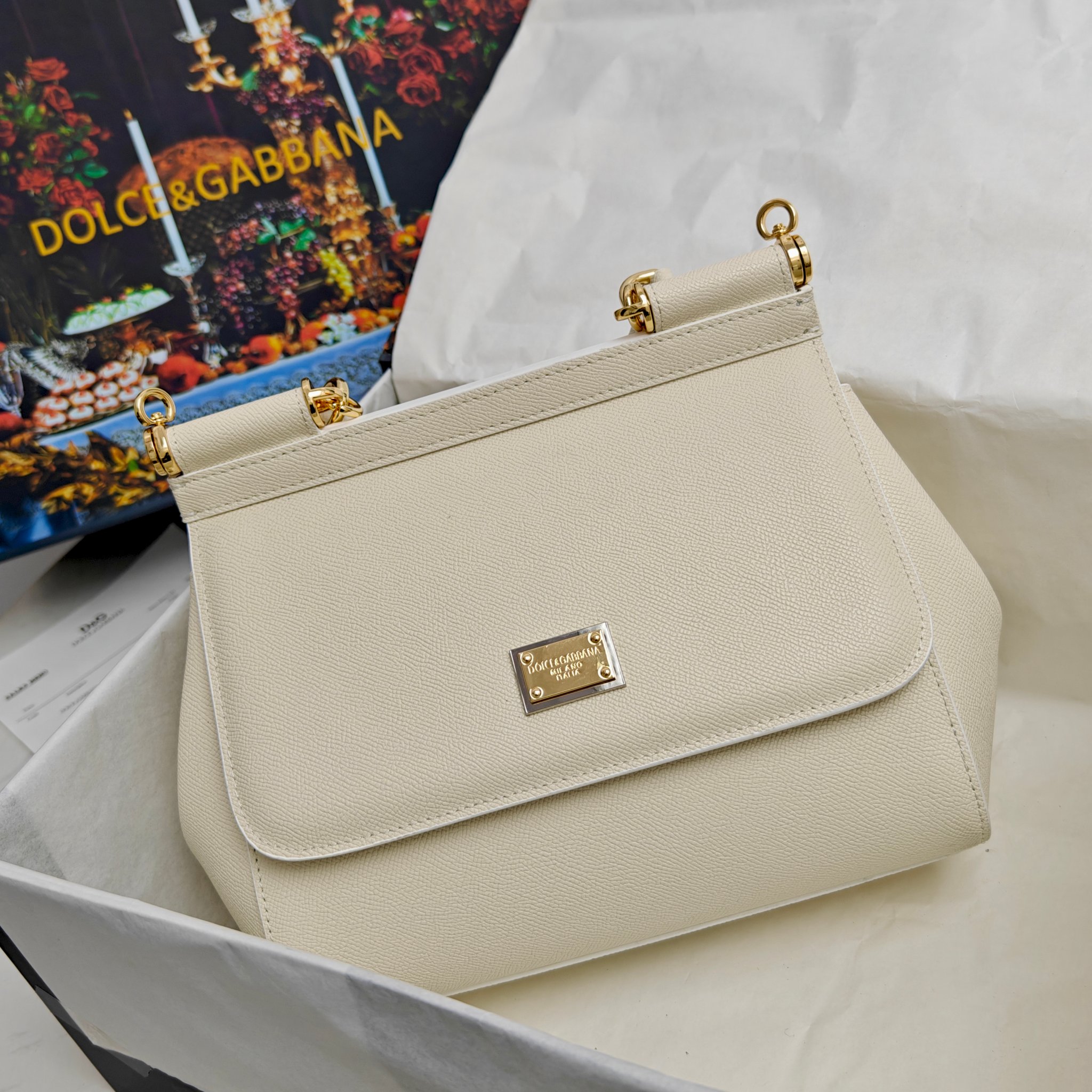 Dolce & Gabbana杜嘉班纳 👑时尚界一款铂金包👜每一次展现总有发热。 发光✨的亮点🎨 总让人