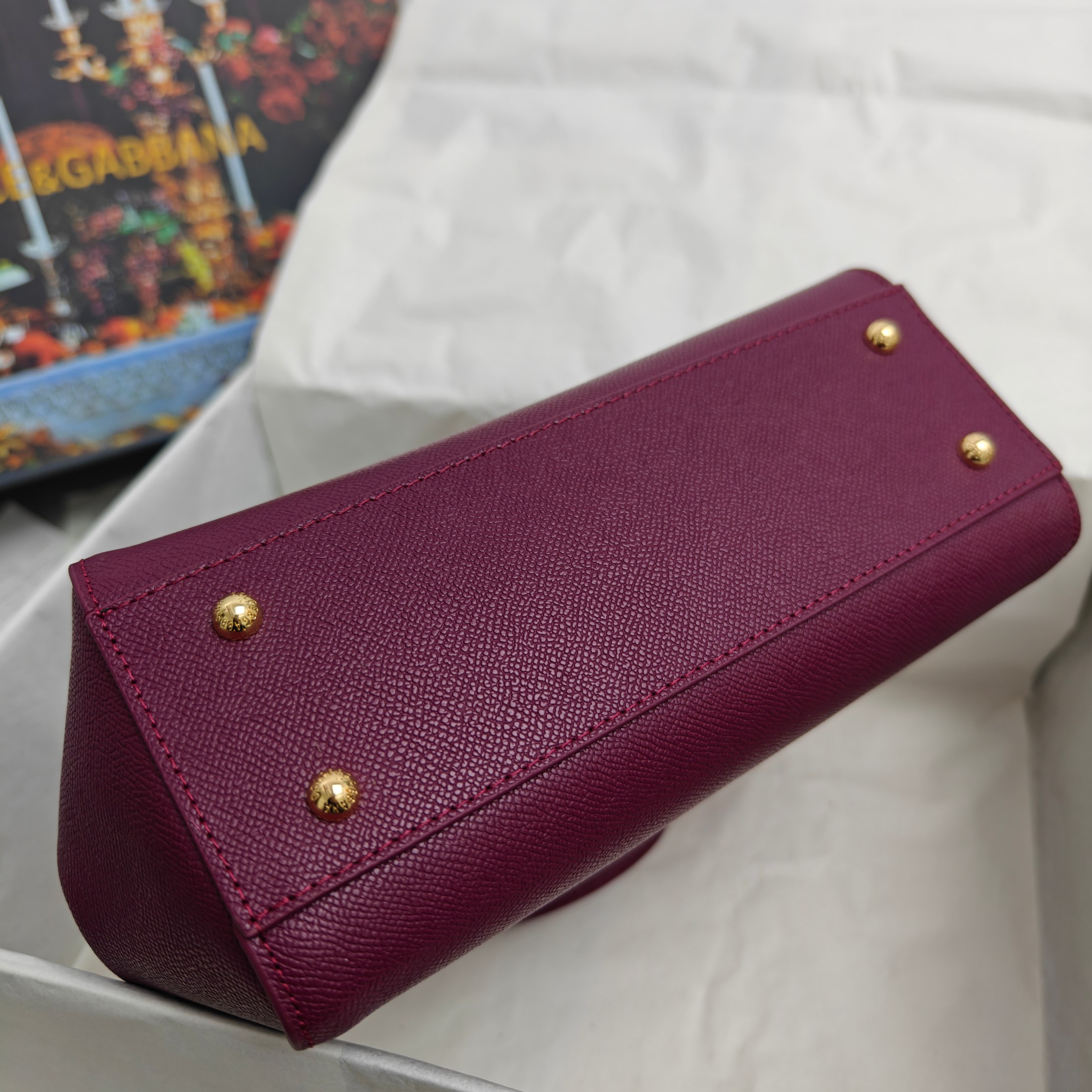 Dolce & Gabbana杜嘉班纳 👑时尚界一款铂金包👜每一次展现总有发热。 发光✨的亮点🎨 总让人