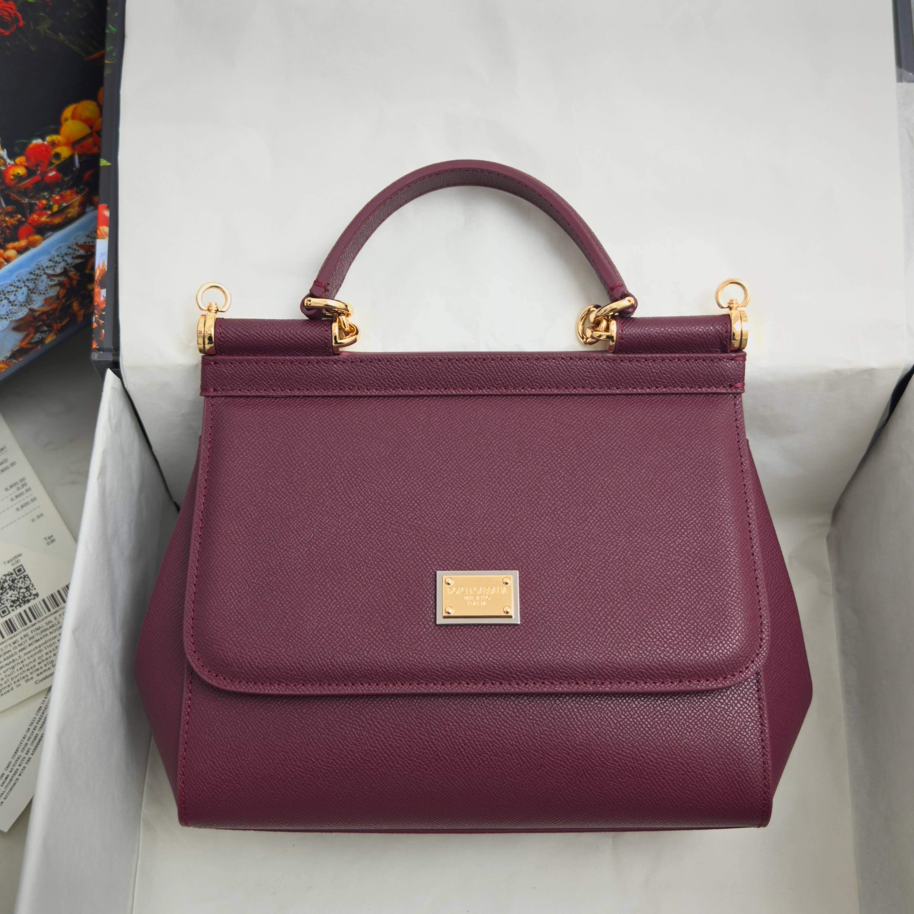 Dolce & Gabbana杜嘉班纳 👑时尚界一款铂金包👜每一次展现总有发热。 发光✨的亮点🎨 总让人
