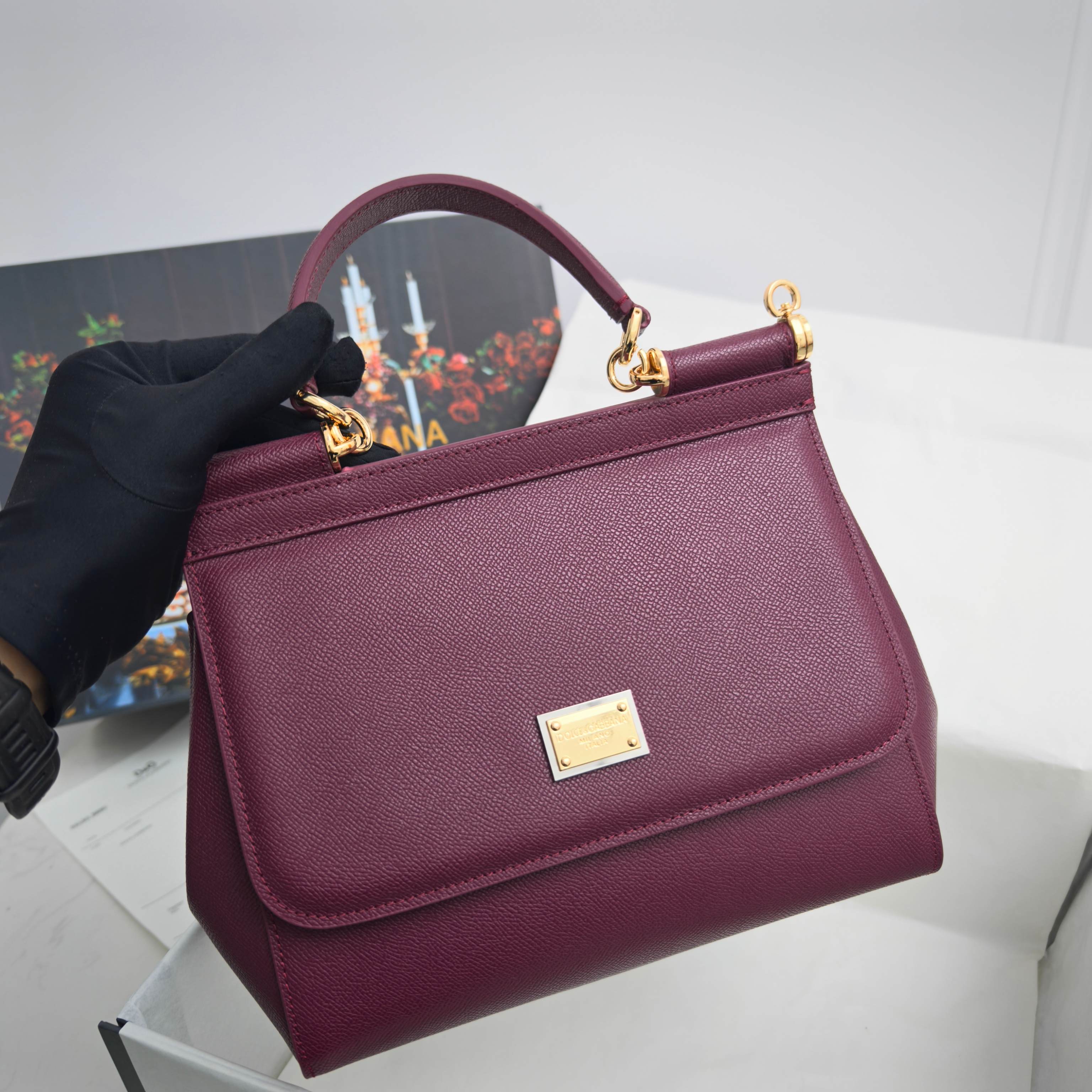 Dolce & Gabbana杜嘉班纳 👑时尚界一款铂金包👜每一次展现总有发热。 发光✨的亮点🎨 总让人