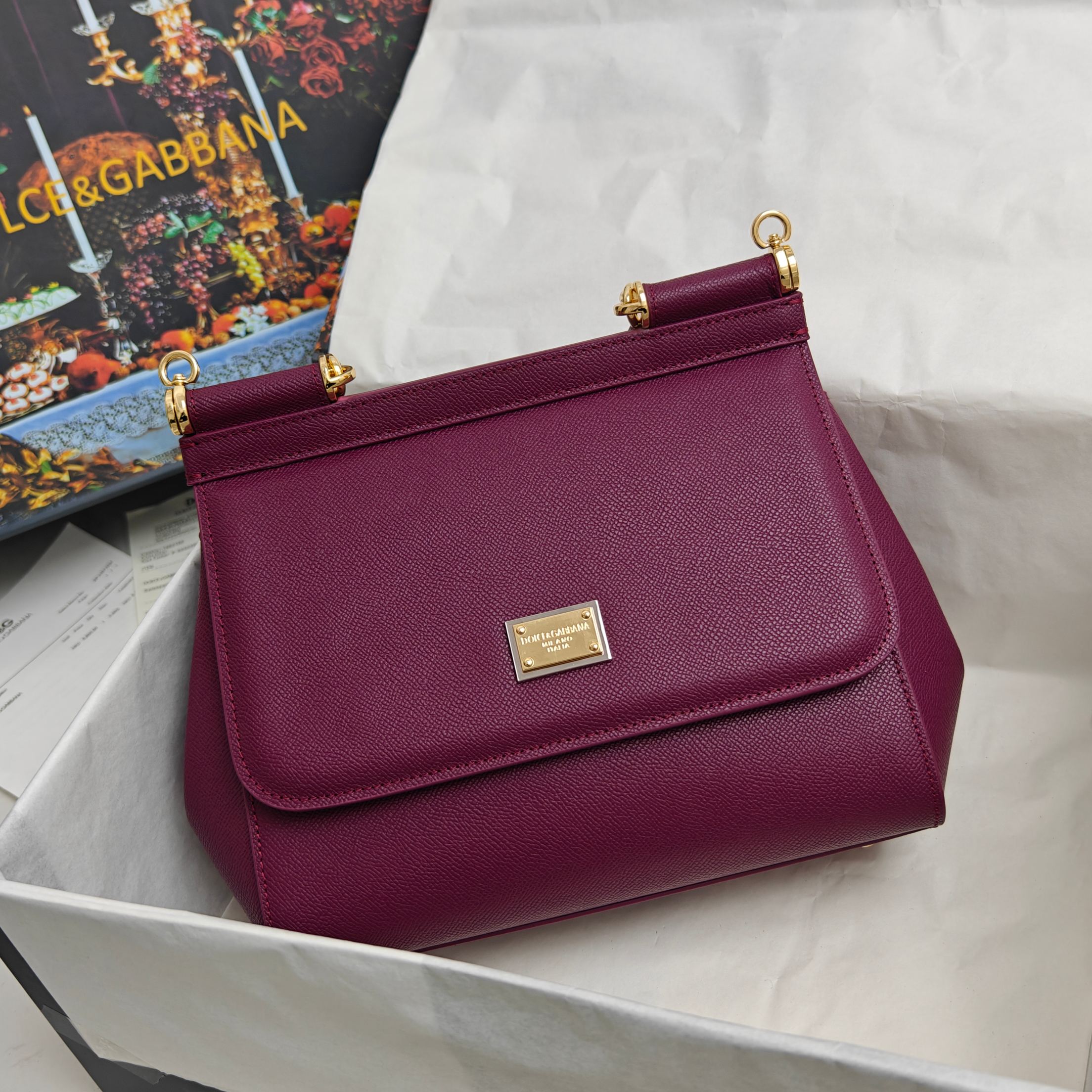 Dolce & Gabbana杜嘉班纳 👑时尚界一款铂金包👜每一次展现总有发热。 发光✨的亮点🎨 总让人