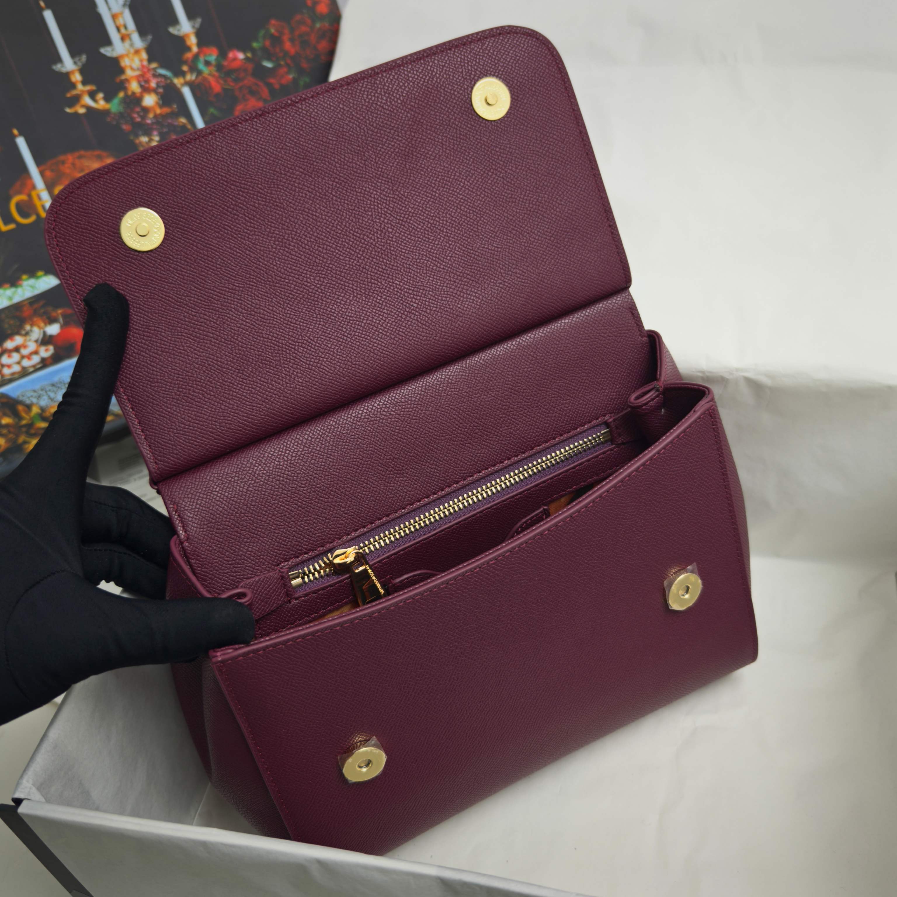 Dolce & Gabbana杜嘉班纳 👑时尚界一款铂金包👜每一次展现总有发热。 发光✨的亮点🎨 总让人