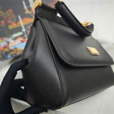 Dolce & Gabbana杜嘉班纳 👑时尚界一款铂金包👜每一次展现总有发热。 发光✨的亮点🎨 总让人 Dolce & Gabbana杜嘉班纳 👑时尚界一款铂金包👜每一次展现总有发热。 发光✨的亮点🎨 总让人