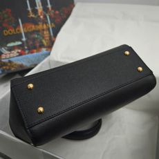 Dolce & Gabbana杜嘉班纳 👑时尚界一款铂金包👜每一次展现总有发热。 发光✨的亮点🎨 总让人 Dolce & Gabbana杜嘉班纳 👑时尚界一款铂金包👜每一次展现总有发热。 发光✨的亮点🎨 总让人
