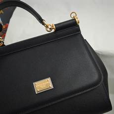 Dolce & Gabbana杜嘉班纳 👑时尚界一款铂金包👜每一次展现总有发热。 发光✨的亮点🎨 总让人 Dolce & Gabbana杜嘉班纳 👑时尚界一款铂金包👜每一次展现总有发热。 发光✨的亮点🎨 总让人