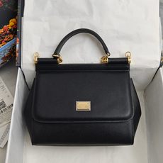 Dolce & Gabbana杜嘉班纳 👑时尚界一款铂金包👜每一次展现总有发热。 发光✨的亮点🎨 总让人 Dolce & Gabbana杜嘉班纳 👑时尚界一款铂金包👜每一次展现总有发热。 发光✨的亮点🎨 总让人