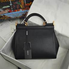 Dolce & Gabbana杜嘉班纳 👑时尚界一款铂金包👜每一次展现总有发热。 发光✨的亮点🎨 总让人 Dolce & Gabbana杜嘉班纳 👑时尚界一款铂金包👜每一次展现总有发热。 发光✨的亮点🎨 总让人