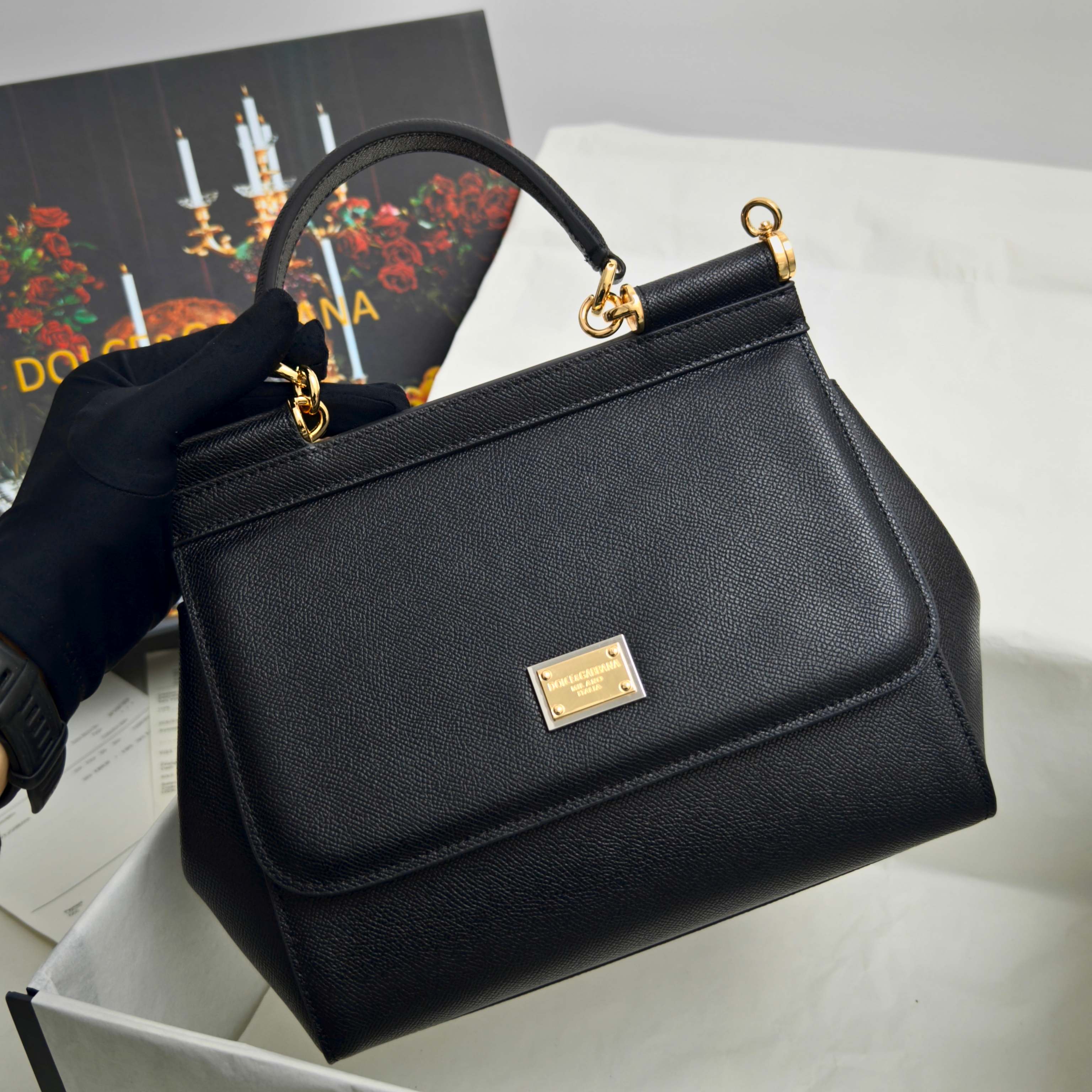 Dolce & Gabbana杜嘉班纳 👑时尚界一款铂金包👜每一次展现总有发热。 发光✨的亮点🎨 总让人
