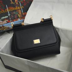 Dolce & Gabbana杜嘉班纳 👑时尚界一款铂金包👜每一次展现总有发热。 发光✨的亮点🎨 总让人 Dolce & Gabbana杜嘉班纳 👑时尚界一款铂金包👜每一次展现总有发热。 发光✨的亮点🎨 总让人