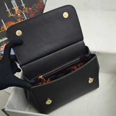 Dolce & Gabbana杜嘉班纳 👑时尚界一款铂金包👜每一次展现总有发热。 发光✨的亮点🎨 总让人 Dolce & Gabbana杜嘉班纳 👑时尚界一款铂金包👜每一次展现总有发热。 发光✨的亮点🎨 总让人