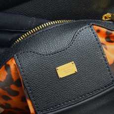 Dolce & Gabbana杜嘉班纳 👑时尚界一款铂金包👜每一次展现总有发热。 发光✨的亮点🎨 总让人 Dolce & Gabbana杜嘉班纳 👑时尚界一款铂金包👜每一次展现总有发热。 发光✨的亮点🎨 总让人