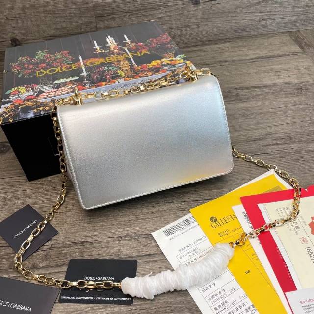 1019#Dolce&Gabban DG Girls 系列链条斜挎包 来自DG Girls系列 设计有金