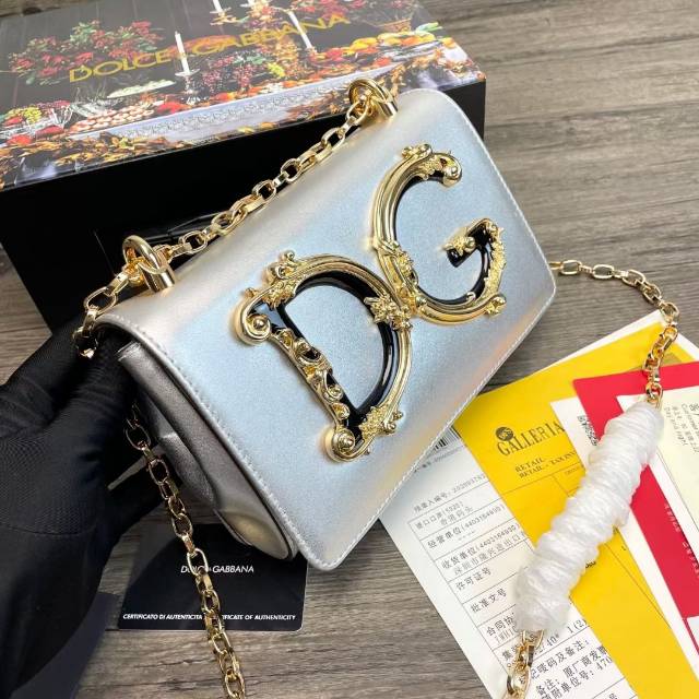 1019#Dolce&Gabban DG Girls 系列链条斜挎包 来自DG Girls系列 设计有金