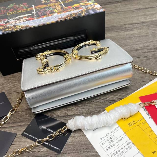 1019#Dolce&Gabban DG Girls 系列链条斜挎包 来自DG Girls系列 设计有金