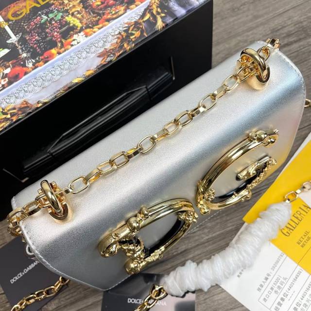 1019#Dolce&Gabban DG Girls 系列链条斜挎包 来自DG Girls系列 设计有金