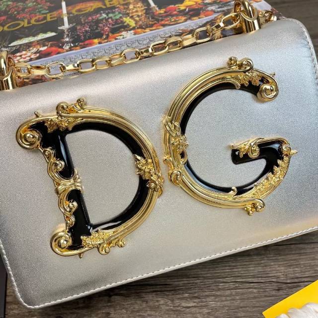 1019#Dolce&Gabban DG Girls 系列链条斜挎包 来自DG Girls系列 设计有金
