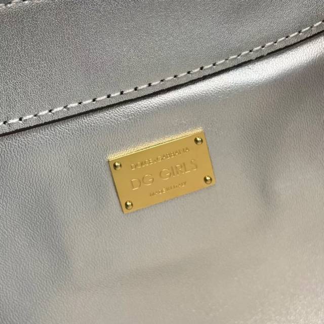 1019#Dolce&Gabban DG Girls 系列链条斜挎包 来自DG Girls系列 设计有金