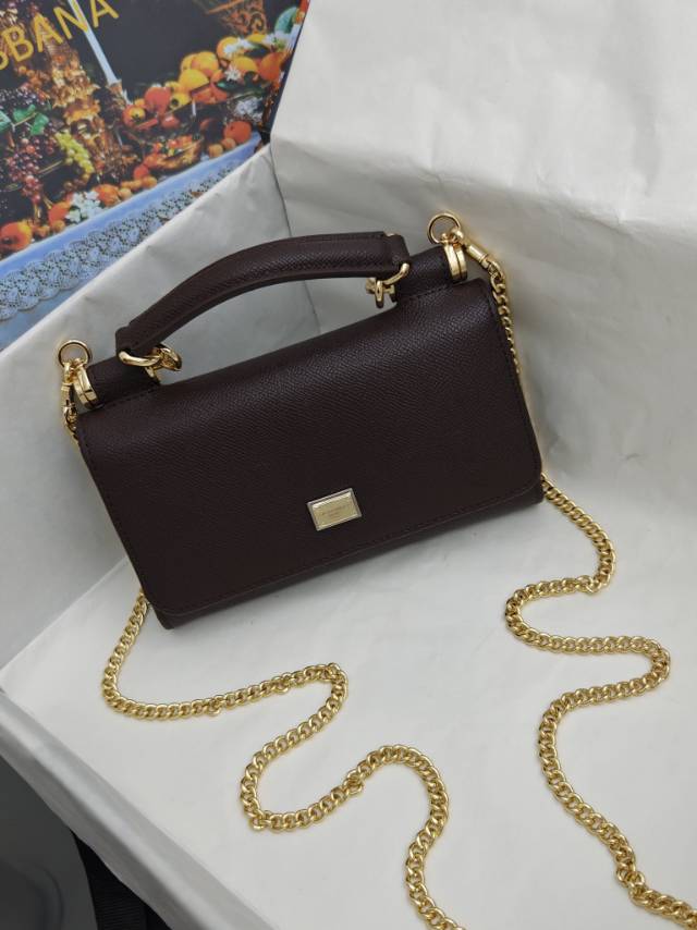 ╭┈┈┈┈┈┈┈┈┈╮【Dolce & Gabbana 杜嘉班纳】进口牛皮╰┈┈┈┈┈┈┈┈┈简单时尚为
