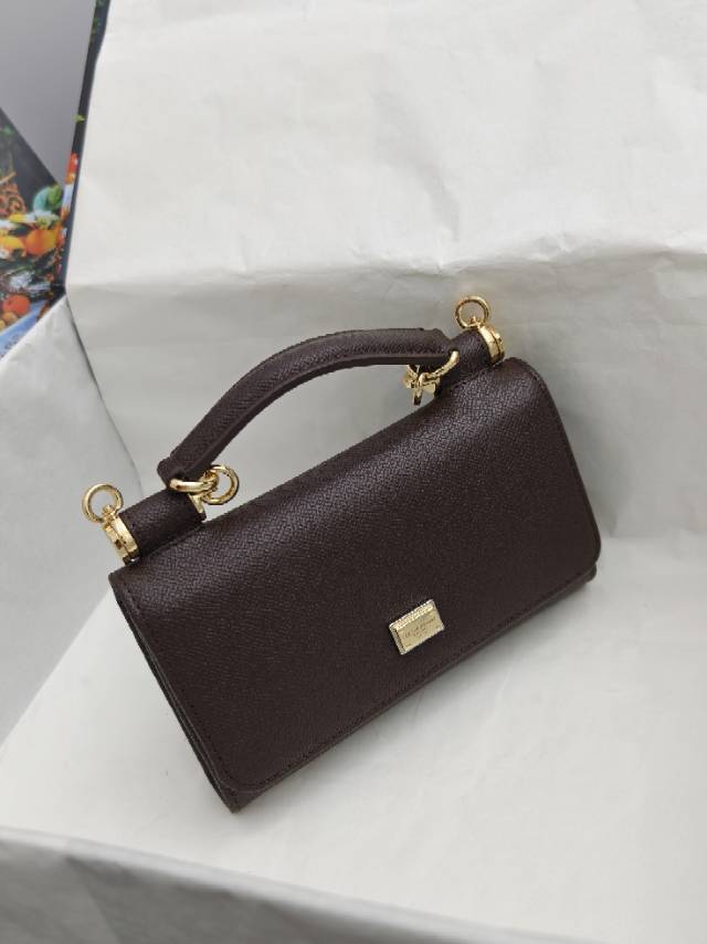 ╭┈┈┈┈┈┈┈┈┈╮【Dolce & Gabbana 杜嘉班纳】进口牛皮╰┈┈┈┈┈┈┈┈┈简单时尚为