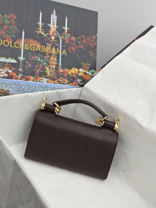 ╭┈┈┈┈┈┈┈┈┈╮【Dolce & Gabbana 杜嘉班纳】进口牛皮╰┈┈┈┈┈┈┈┈┈简单时尚为