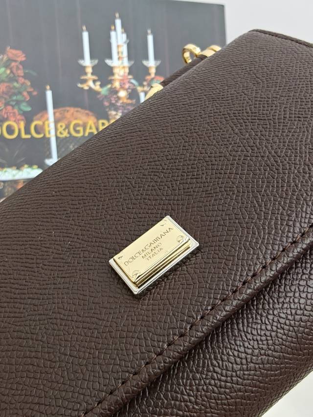 ╭┈┈┈┈┈┈┈┈┈╮【Dolce & Gabbana 杜嘉班纳】进口牛皮╰┈┈┈┈┈┈┈┈┈简单时尚为