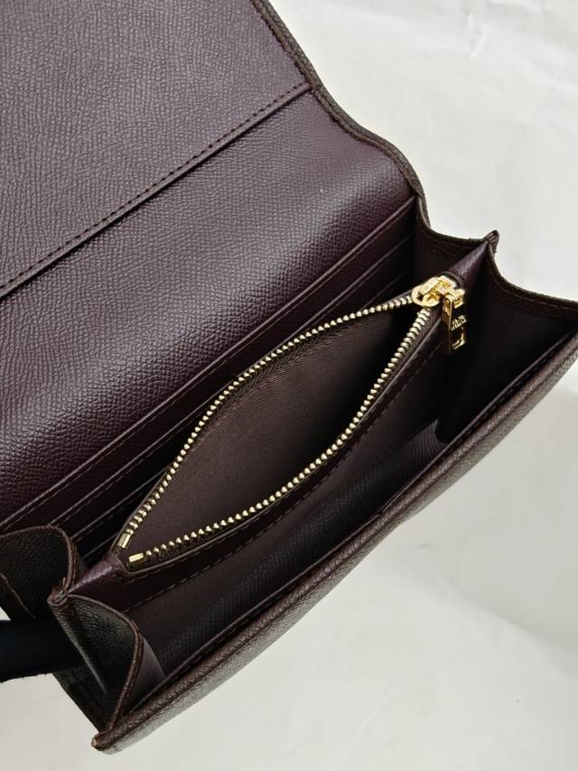 ╭┈┈┈┈┈┈┈┈┈╮【Dolce & Gabbana 杜嘉班纳】进口牛皮╰┈┈┈┈┈┈┈┈┈简单时尚为