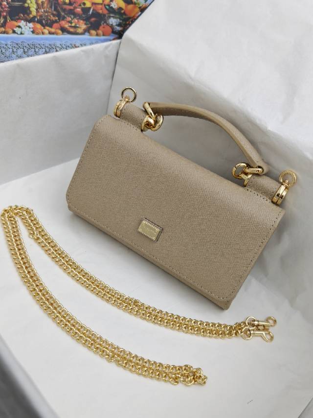 ╭┈┈┈┈┈┈┈┈┈╮【Dolce & Gabbana 杜嘉班纳】进口牛皮╰┈┈┈┈┈┈┈┈┈简单时尚为
